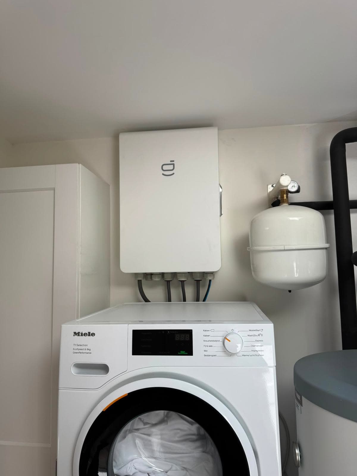 Sigenergy-omvormer netjes weggewerkt boven de wasmachine